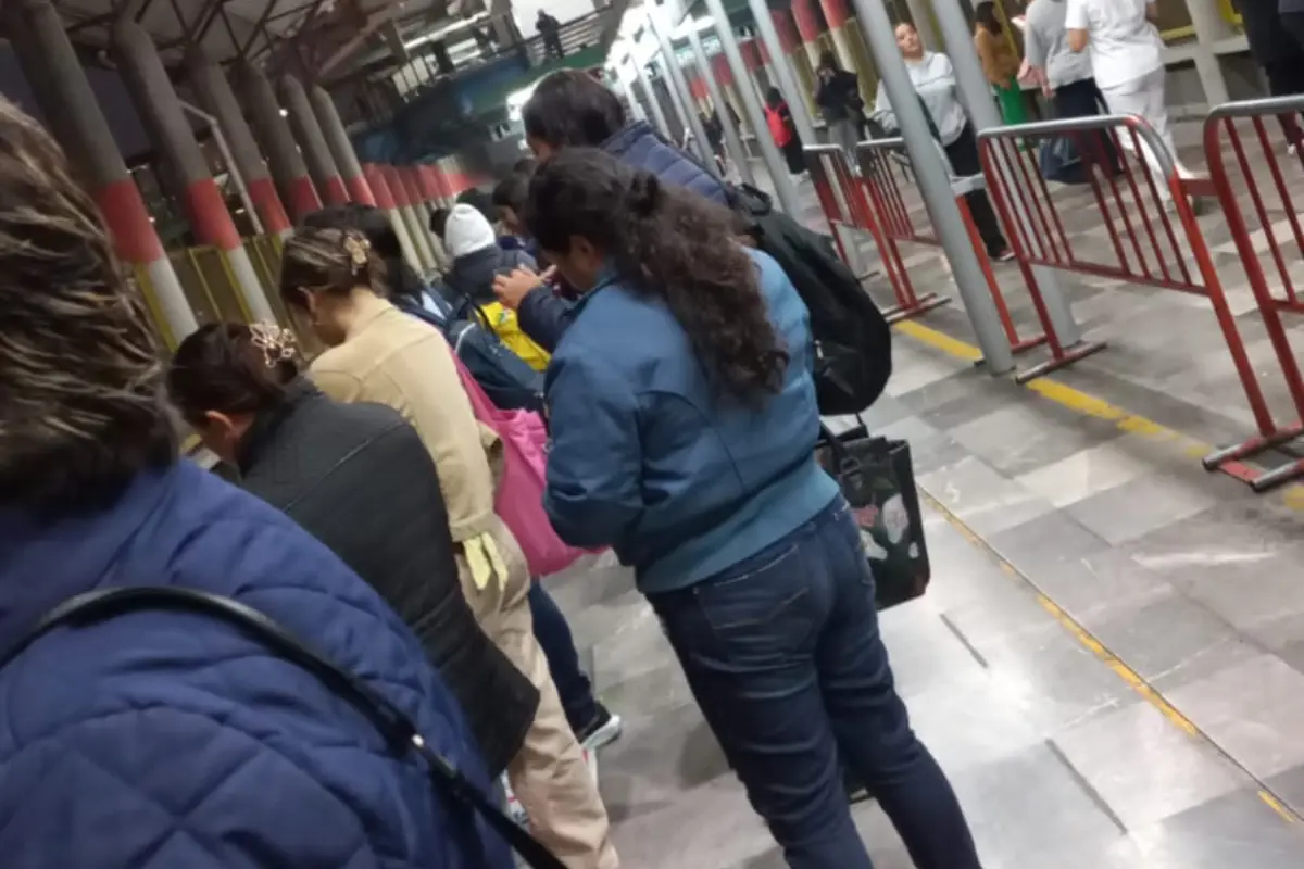 Usuarios en espera de convoy del Metro en Línea B. Foto: @Jinlileo_luvr