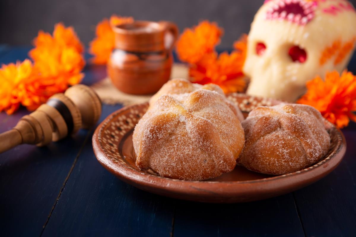 Pan de muerto en ofrenda de Día de Muertos. Foto: Canva