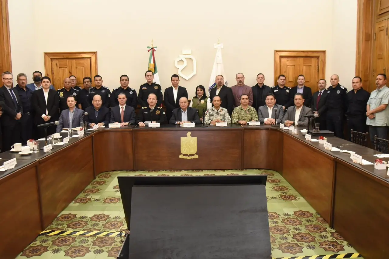 Funcionarios del gobierno estatal y municipales en materia de seguridad en la reunión. Foto: Gobierno de Nuevo León.