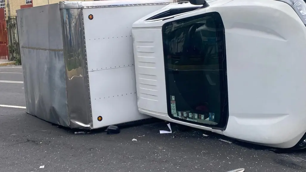 IZTAPALAPA: Vuelca camioneta cargada de vinos y licores