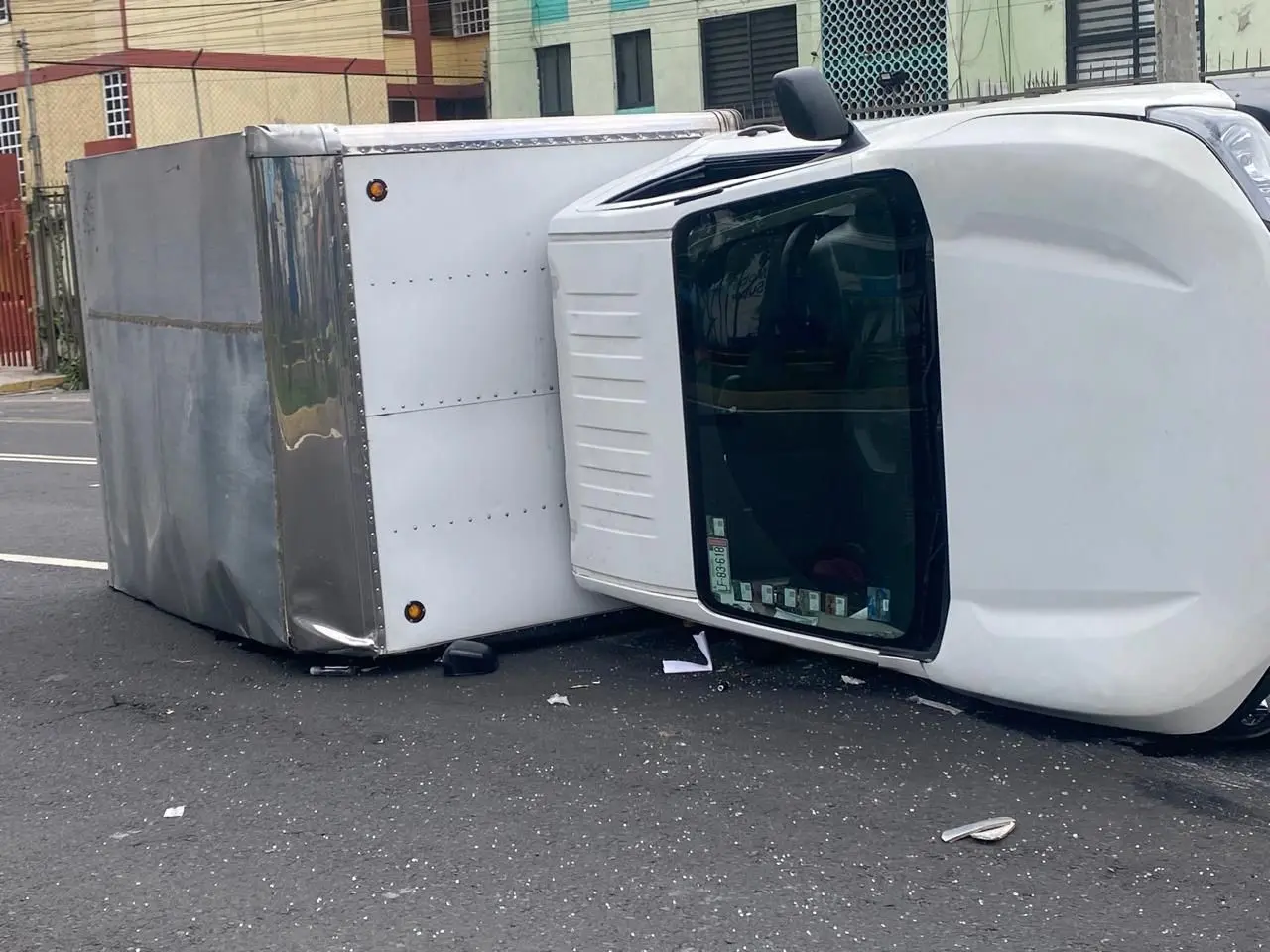 Camioneta en el suelo tras choque en Iztapalapa, Foto: Ramón Ramírez