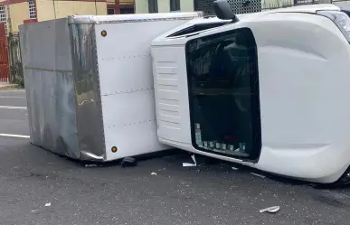 IZTAPALAPA: Vuelca camioneta cargada de vinos y licores