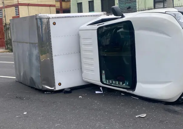 IZTAPALAPA: Vuelca camioneta cargada de vinos y licores