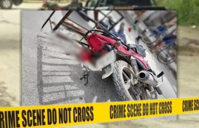 Camioneta arrolla a motociclista y deja a joven con heridas graves