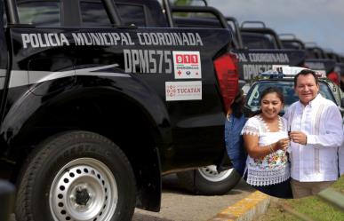 Gobierno de Yucatán entrega patrullas y motocicletas a 37 policías municipales