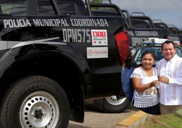 Gobierno de Yucatán entrega patrullas y motocicletas a 37 policías municipales