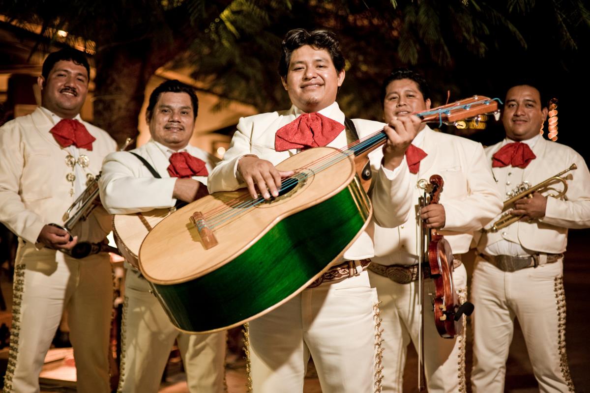 Mariachis tocando canciones mexicanas. Foto: Canva