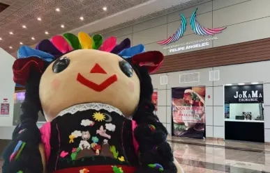 PILARES llega al AIFA con la exhibición de la Muñeca Lelë Amigurumi Monumental