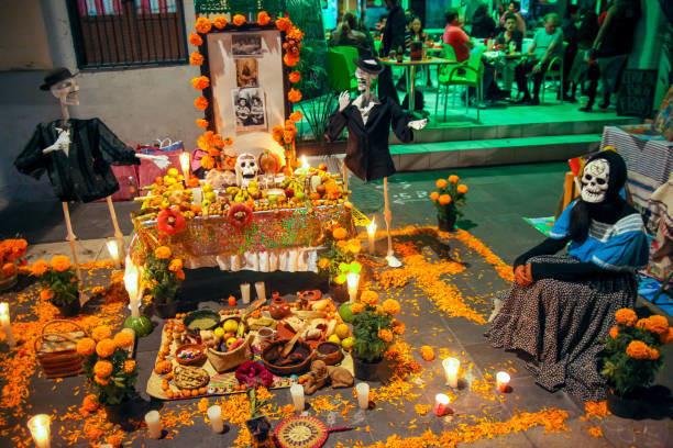 La colocación de altar de muertos es una tradición prehispánica que se combinó con la tradición católica. Foto: Especial.