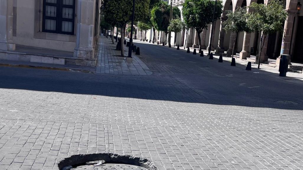 Tapa de CFE en mal estado ocasiona mega bache en crucero de Centro Histórico