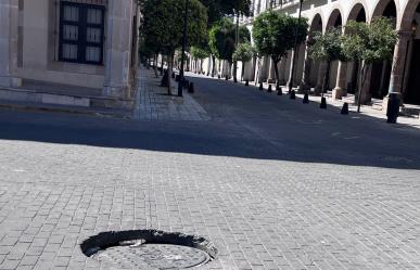 Tapa de CFE en mal estado ocasiona mega bache en crucero de Centro Histórico