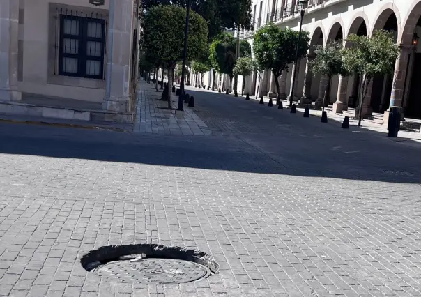 Tapa de CFE en mal estado ocasiona mega bache en crucero de Centro Histórico