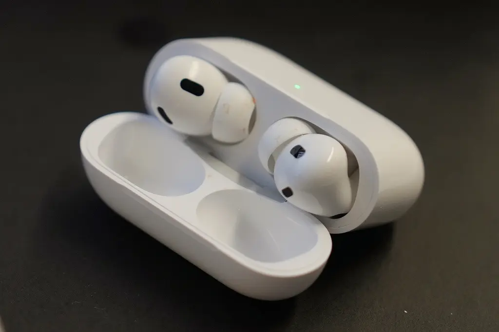 Un par de audífonos AirPods Pro 2 de Apple en una mesa de la clínica de audiología de Brooklyn College, el 22 de octubre de 2024, en Nueva York. (AP Foto/Mary Conlon)