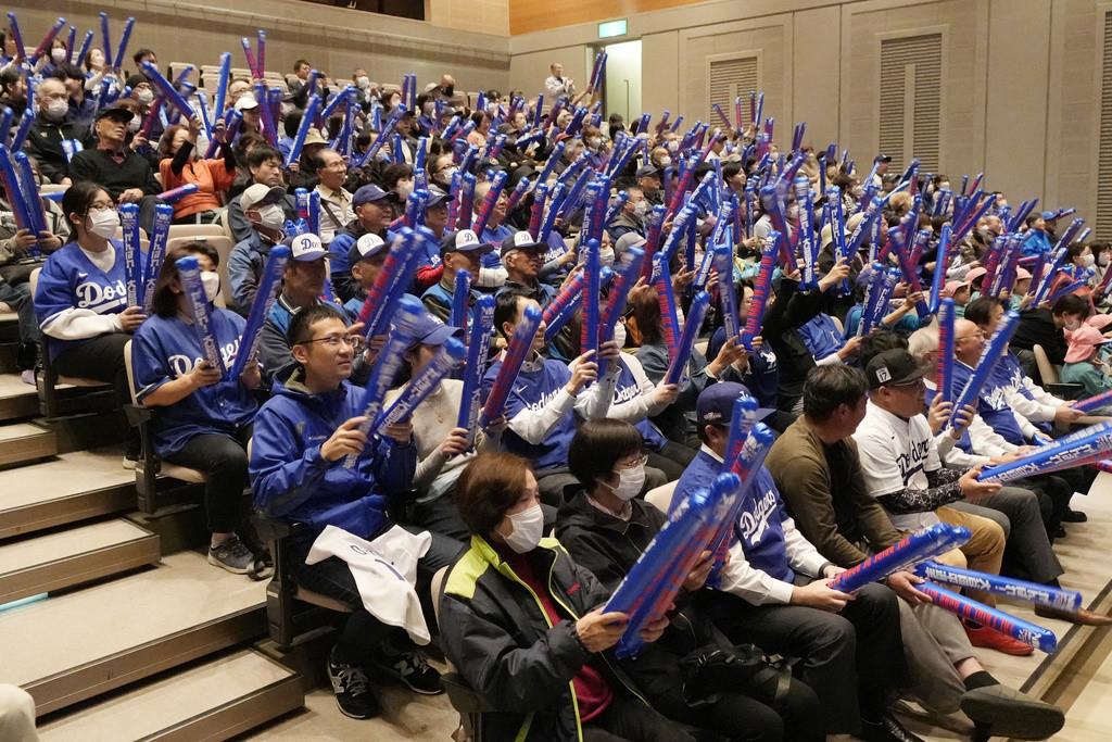 Aficionados de Shohei Ohtani en Japón siguen la transmisión en vivo antes del inicio del tercer juego de la Serie Mundial de béisbol entre los Dodgers de Los Ángeles y los Yankees de Nueva York. (Foto AP/Eugene Hoshiko)