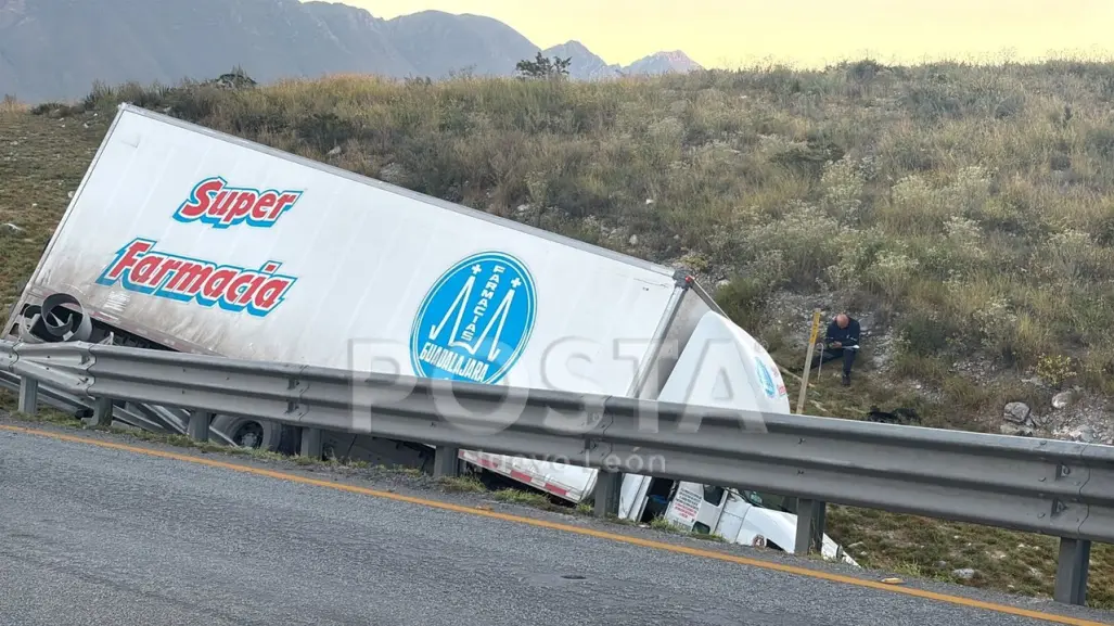 Tráiler de Farmacia Guadalajara se sale de carretera a Saltillo: hay 2 heridos