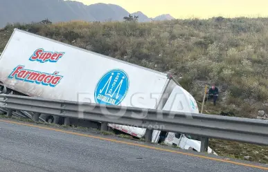 Tráiler de Farmacia Guadalajara se sale de carretera a Saltillo: hay 2 heridos