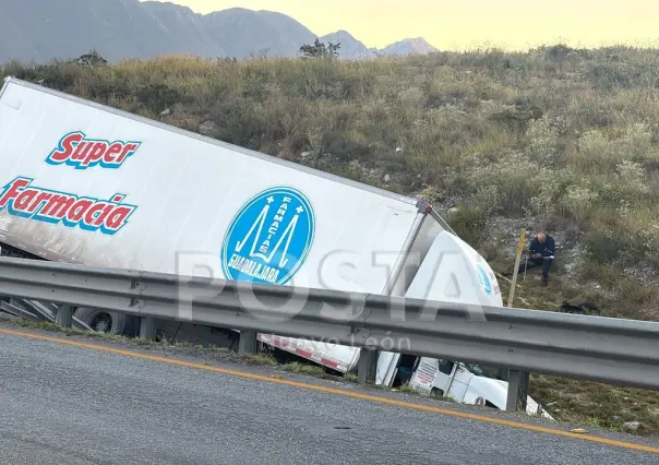 Tráiler de Farmacia Guadalajara se sale de carretera a Saltillo: hay 2 heridos