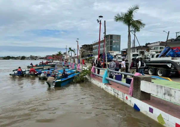 Conoce cuántos municipios inundaron dos ríos de Veracruz. Ya van en descenso.
