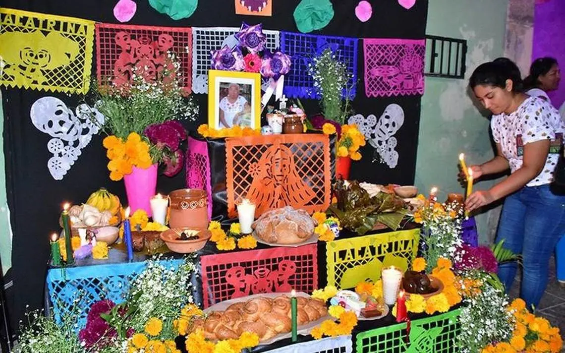 Antes de la celebración del Día de Muertos muchas familias acostumbran realizar la limpieza de las casas, ya sea para acabar con las malas vibras o como una forma de recibir las ánimas de sus familiares.- Foto de Diario del Sur