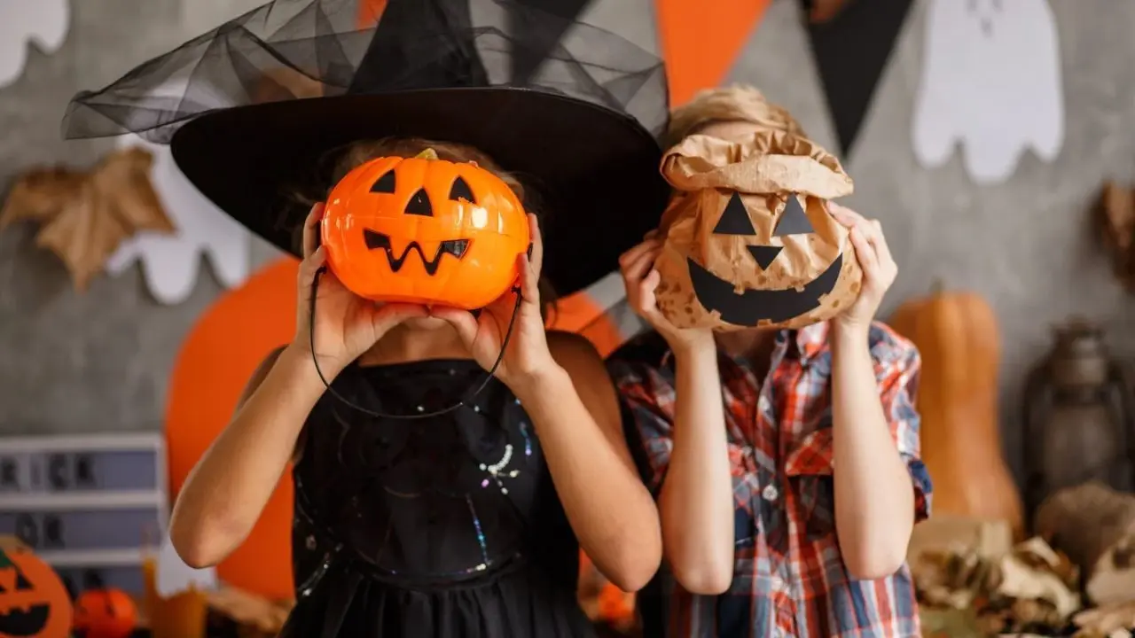 Protección Civil de Monterrey emite recomendaciones para ciudar a los niños en Halloween. Foto: Canva.