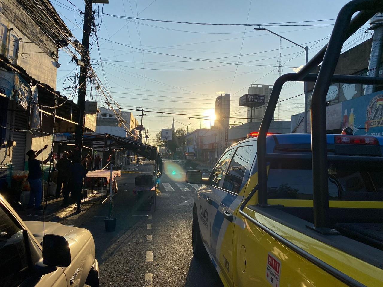 Policía de Monterrey a las afueras del lugar donde murió el ladrón. Foto: Policía de Monterrey.