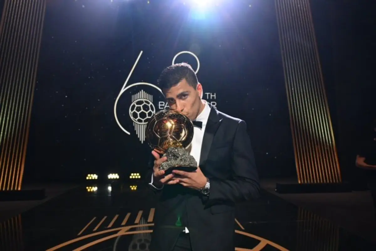 Rodri besando el Balón de Oro Foto: X(Twitter) @ballondor