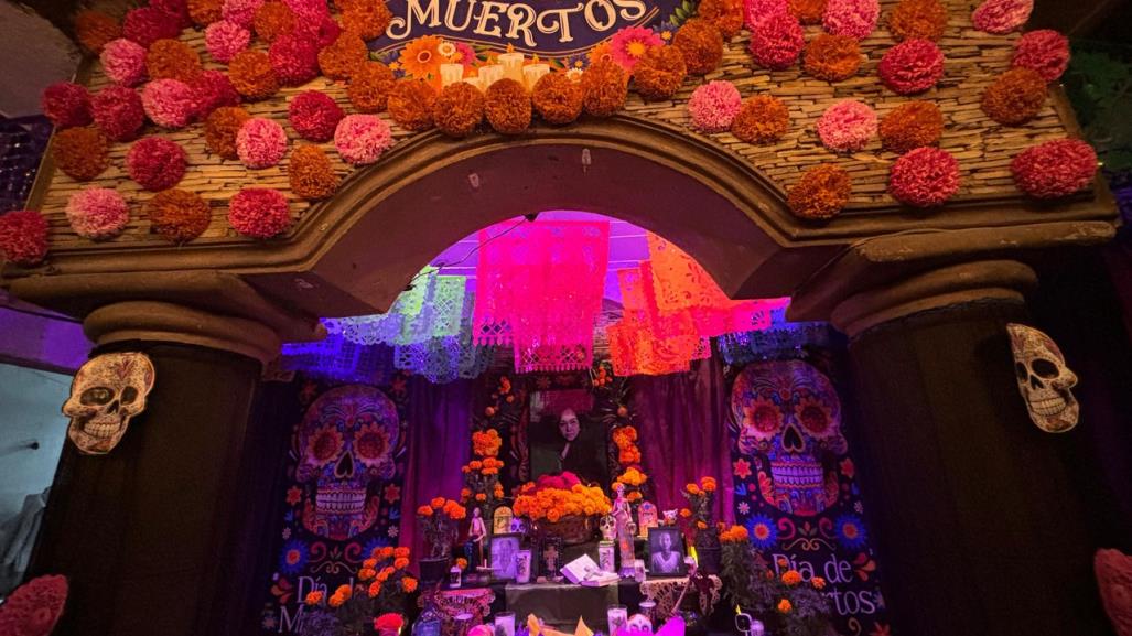 Altar de Día de Muertos estilo Oaxaca deslumbra en casa regia