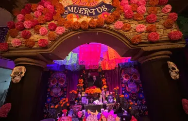 Altar de Día de Muertos estilo Oaxaca deslumbra en casa regia