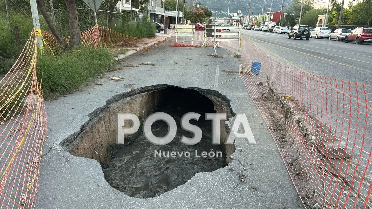 El gran pozo hizo su aparición a principios de año, desde ese momento ni agua y drenaje de Monterrey y el municipio de San Nicolás de los Garza han logrado resolver el problema. Foto: Raymundo Elizalde.