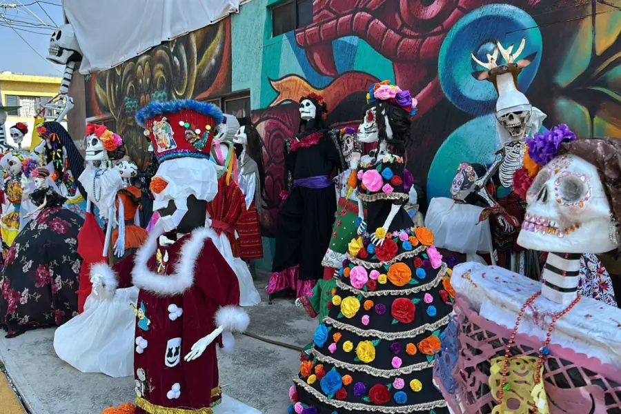 Exposición de Calaveras Gigantes en Tláhuac rinde homenaje a víctimas de Otis