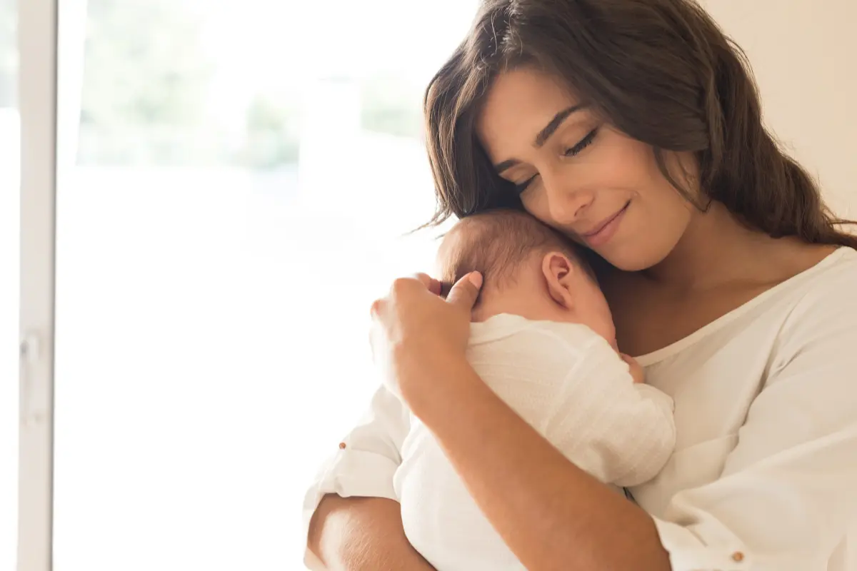 Mamá con su bebé para registrarlo en Desde la cuna. Foto: Canva