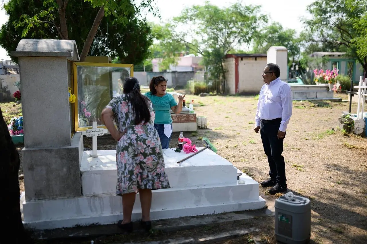 El alcalde de Escobedo, Andrés Mijes en panteones. Foto: Gobierno de Escobedo