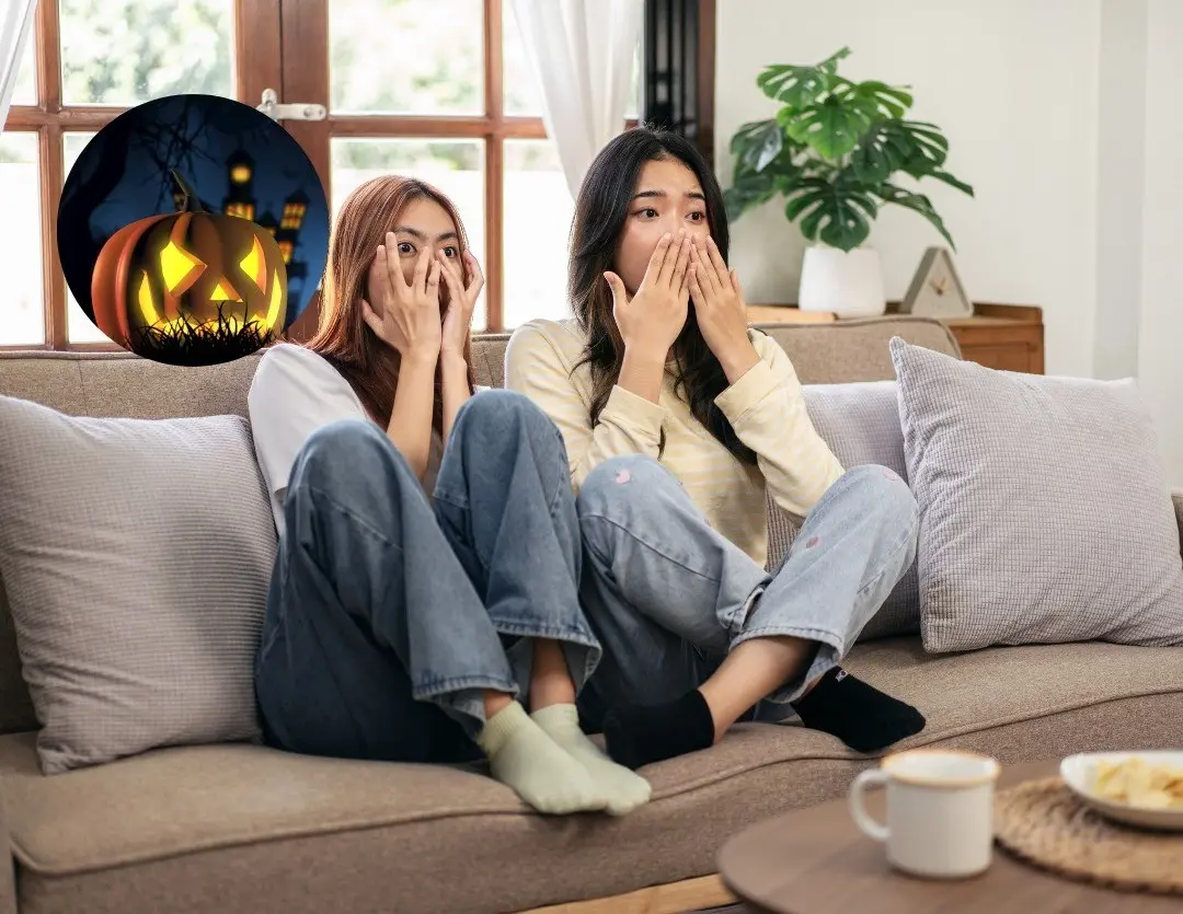 Mujeres viendo películas de terror en la televisión. Foto: Canva.