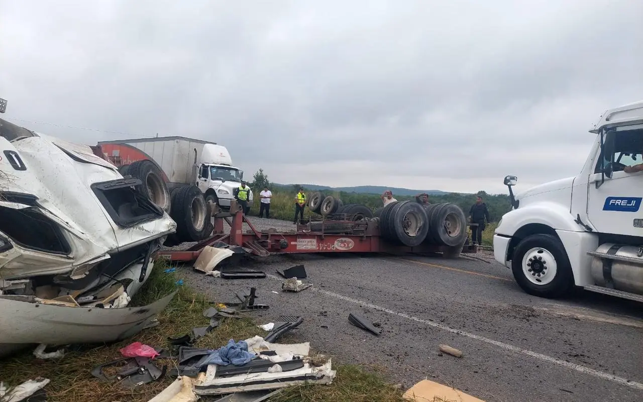 Cierran en Carretera Victoria-Monterrey por choque de tráilers