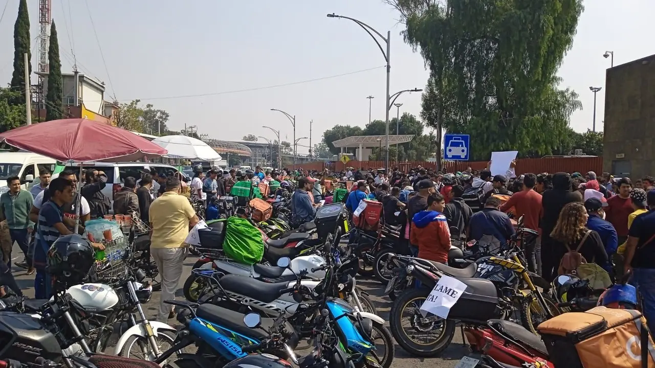 Repartidores de Didi, Uber y Rappi protestan en Cámara de Diputados. Foto: Ramón Ramírez