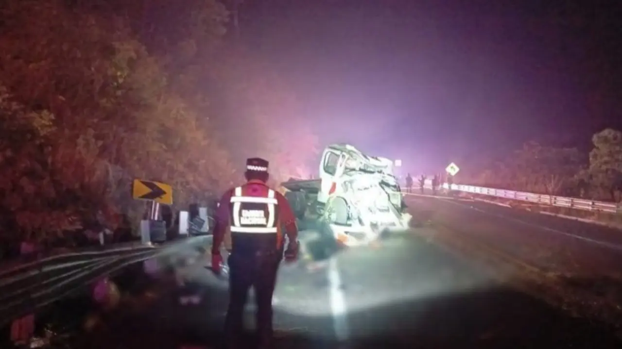 En el accidente de una grúa, ocurrido en la Supercarretera Durango - Mazatlán, mueren dos varones identificados preliminarmente duranguenses. Foto: Cortesía.