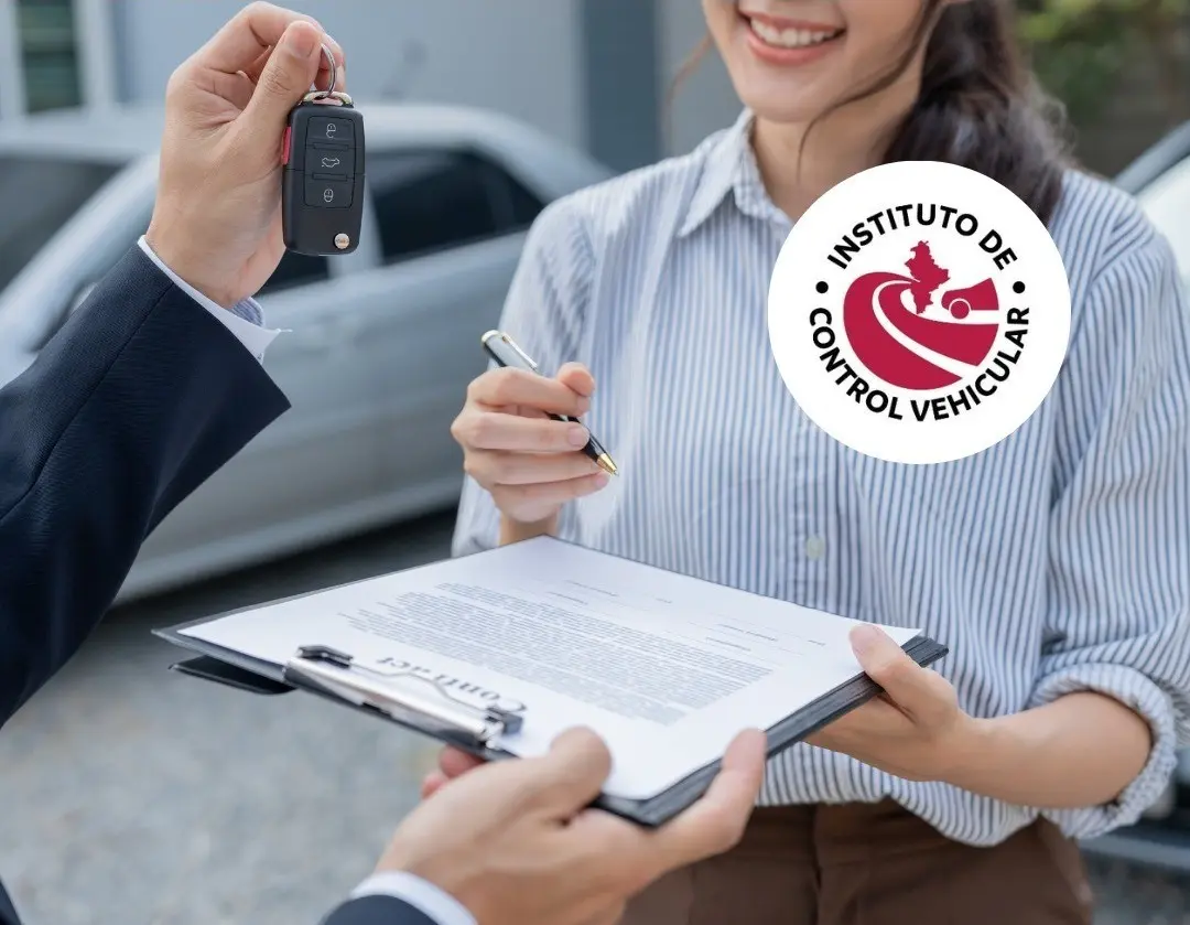 Una persona firmando el cambio de propietario de un auto. Foto: Canva - ICV NL.