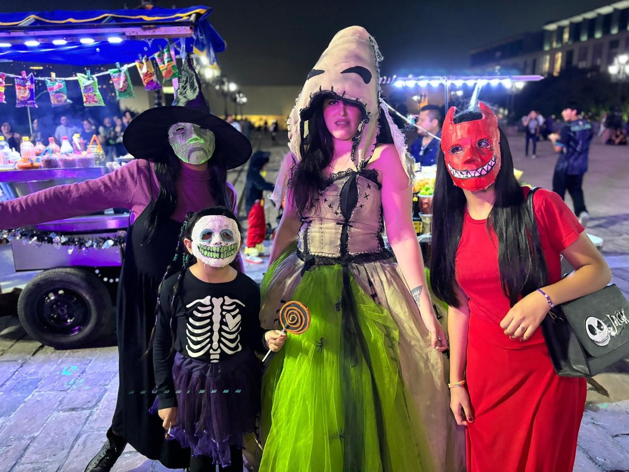 Personas disfrazadas en Halloween en el centro de Monterrey. Foto: Diego Beltrán