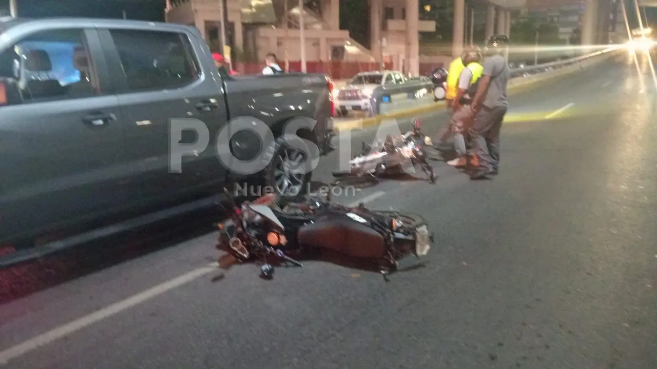 Monterrey accidentado: Choque aparatoso deja 3 motociclistas heridos