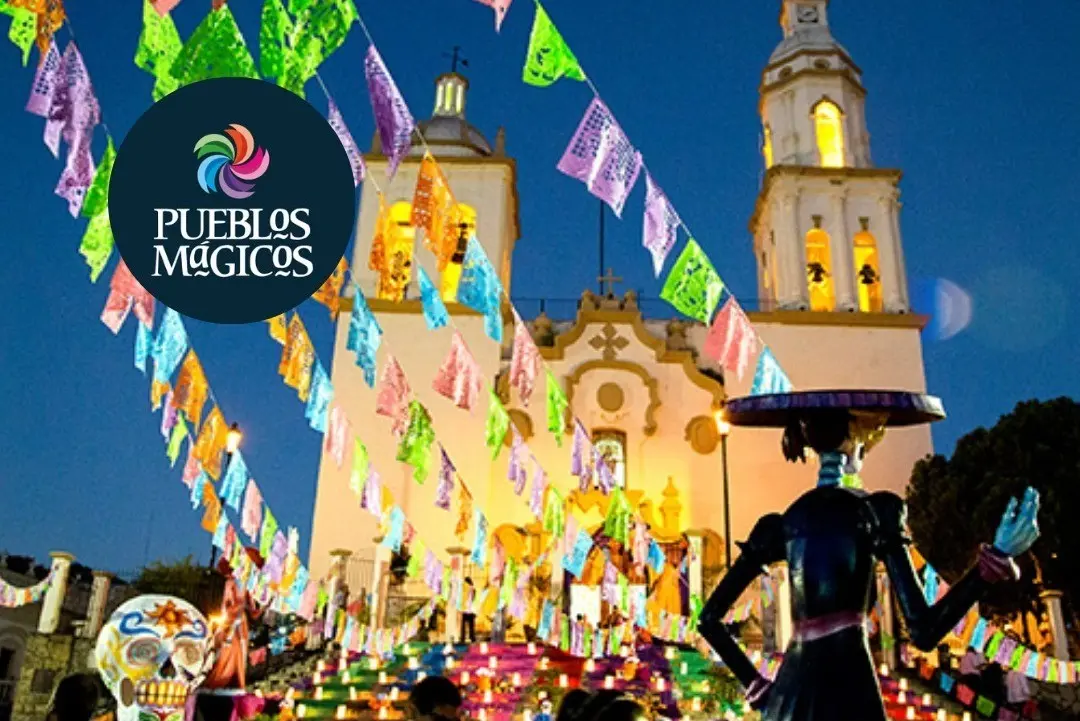 El Pueblo Mágico de Santiago presenta su Altar de los Nuestros en las escalinatas de la Parroquia de Santiago Apóstol. Foto: Canva - Santiago.