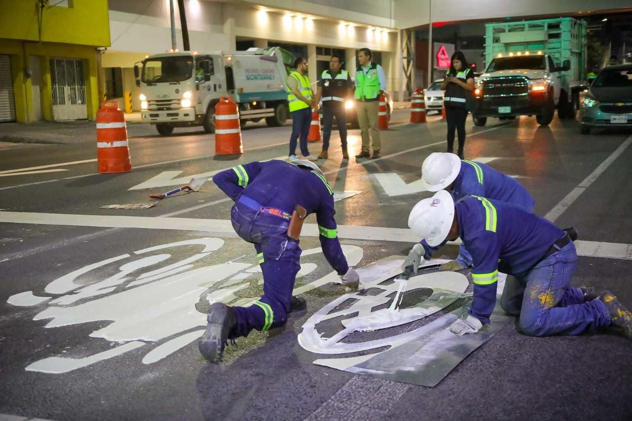 Trabajadores del municipio de Monterrey pintando los cruces de las ciclovias. Foto: Municipio de Monterrey.