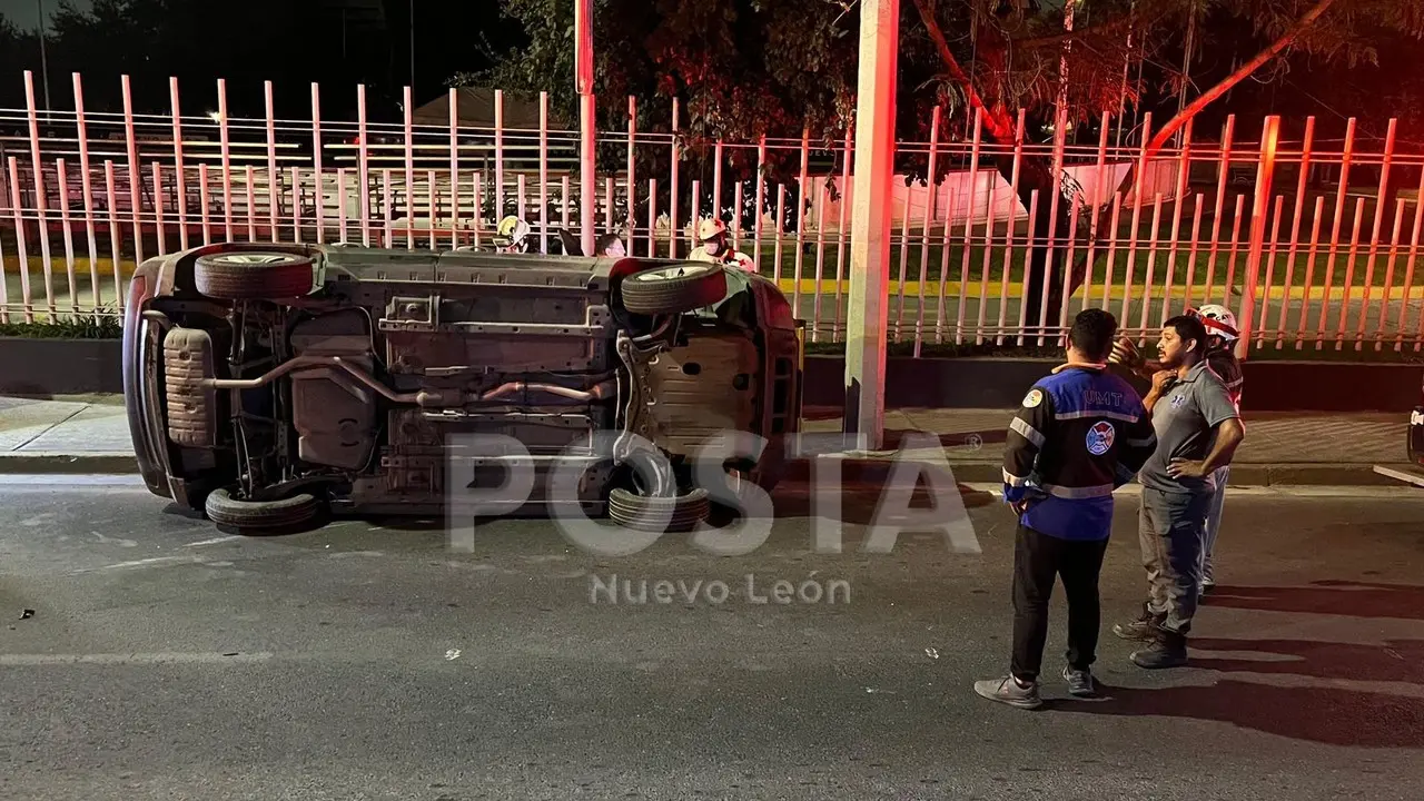 El Jeep gris volcado y dañado tras el accidente vial. Foto: POSTA MX.