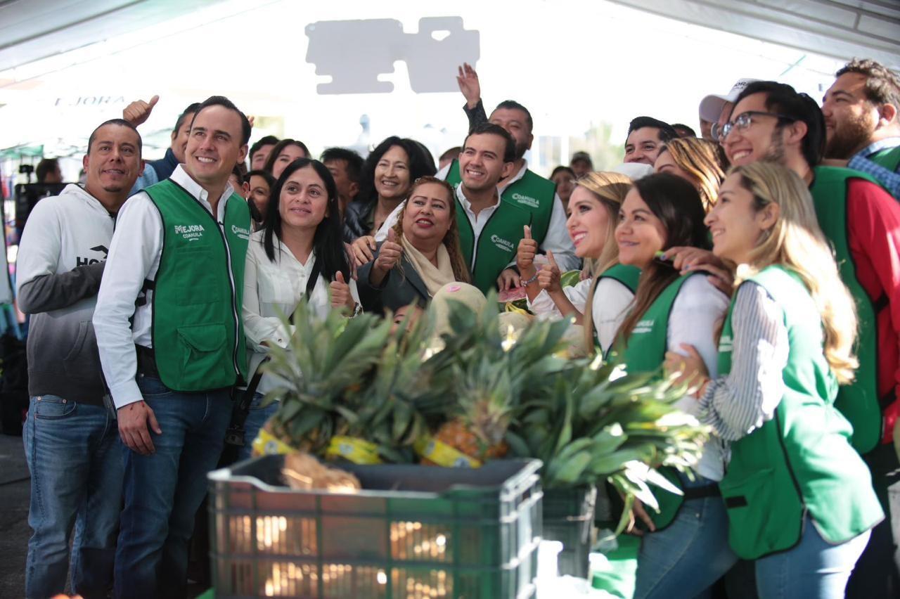 El gobernador Manolo Jiménez en el Mercadito Mejora. (Fotografía: Gobierno de Coahuila)