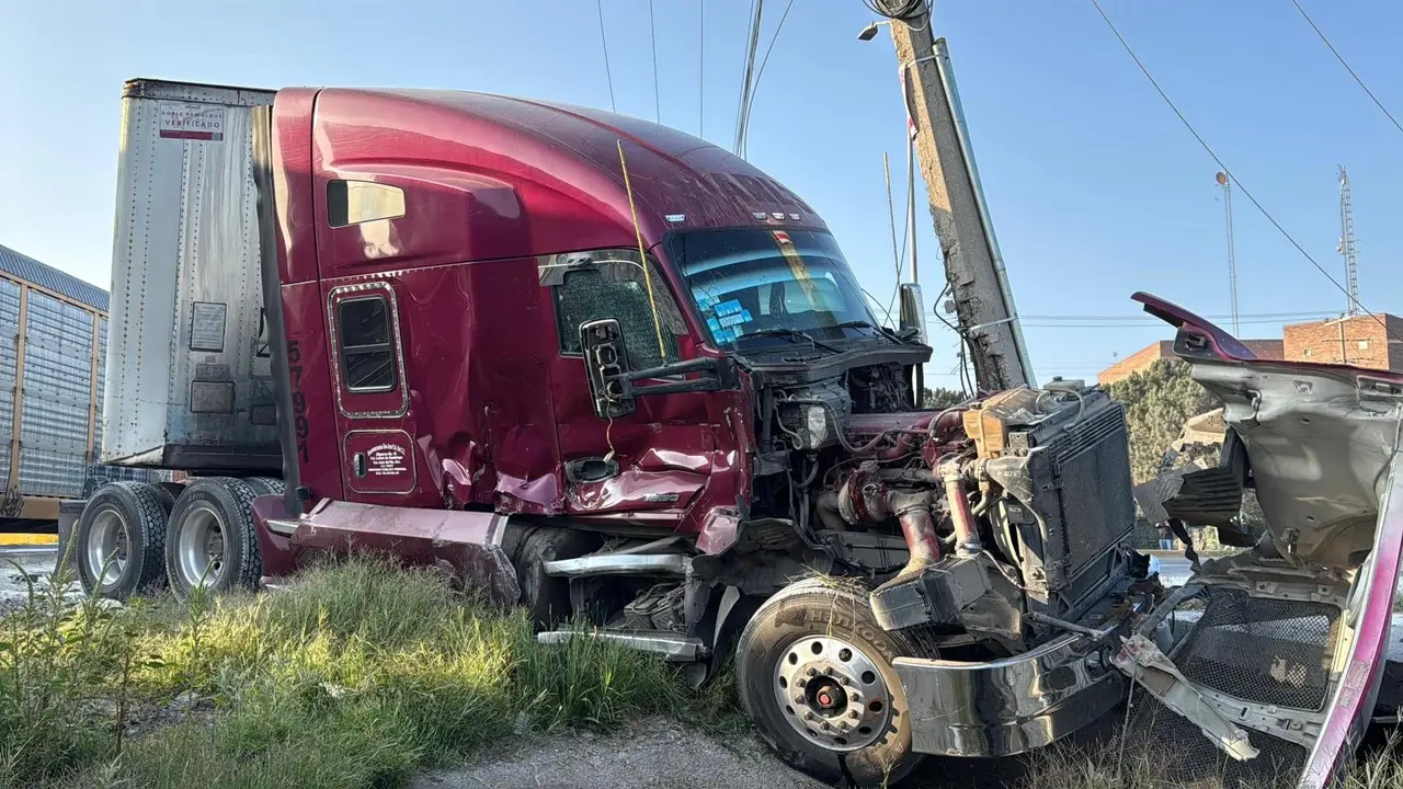 Accidente de tráiler en Nazario Ortiz. Foto de El molino.