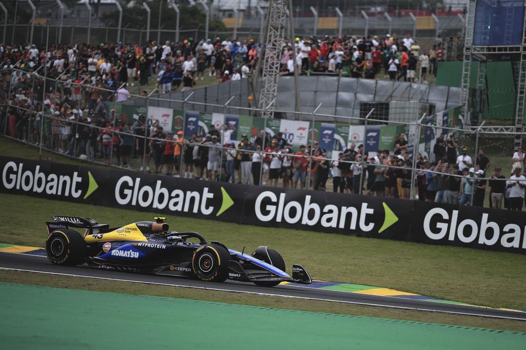 El argentino Franco Colapinto, de Williams, conduce su bólido durante la clasificación para el sprint del Gran Premio de Brasil, el viernes 1 de noviembre de 2024 (AP Foto/Ettore Chiereguini)