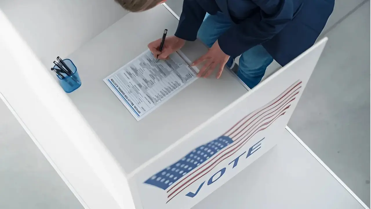 Persona llenando boleta electoral. Foto: Shutterstock/Gorodenkoff