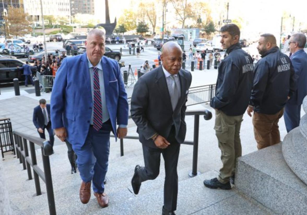 Con cargos de soborno y fraude, Eric Adams, alcalde de NY, enfrentará un juicio federal el 21 de abril. La controversia crece mientras las elecciones primarias se acercan. Foto: X @nytimes