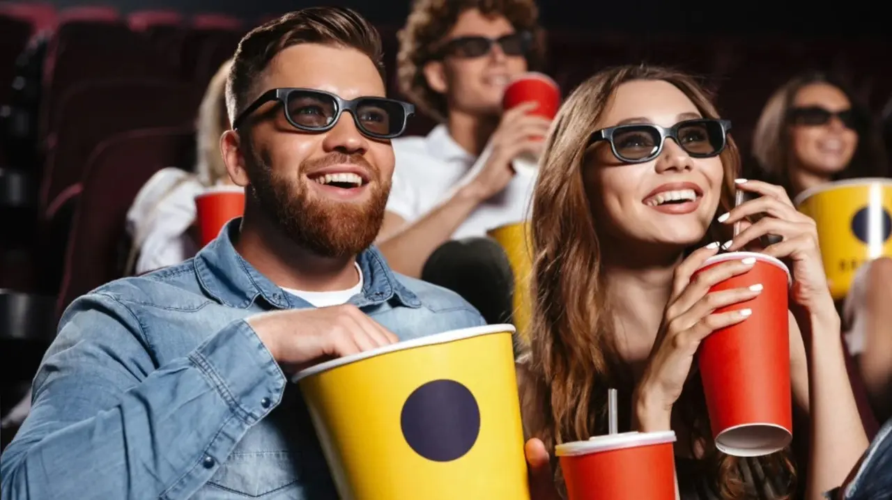 Cinépolis también ofrece promociones exclusivas en la compra de alimentos y bebidas. Foto: Canva.