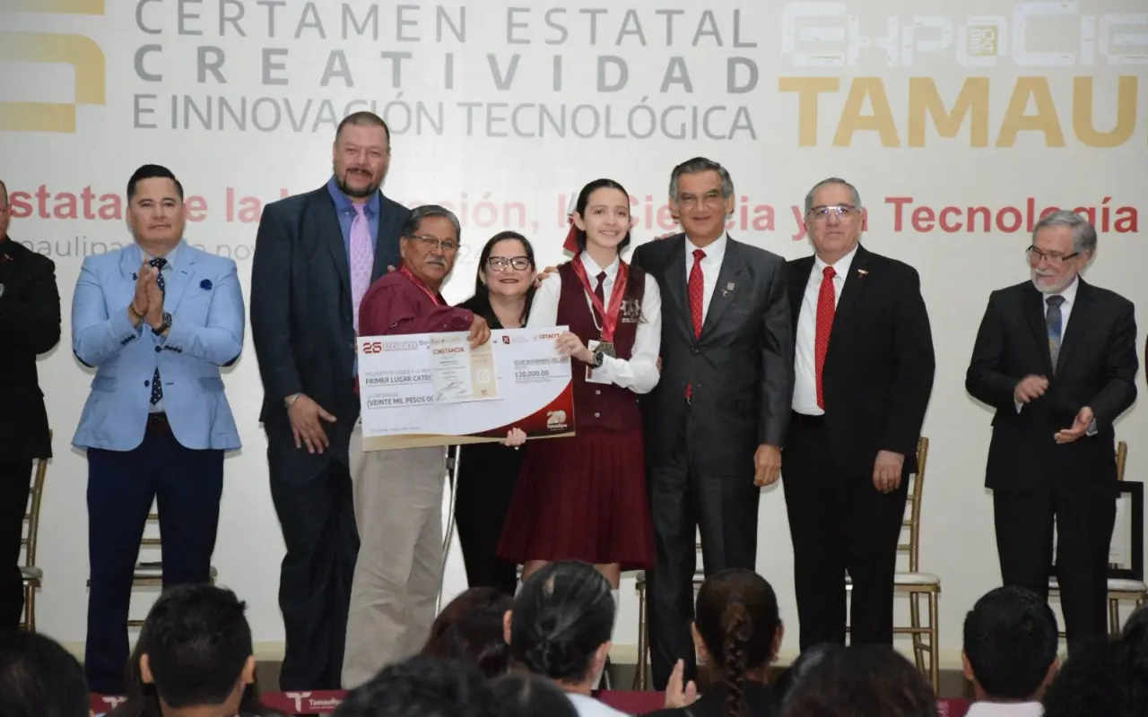 Daniela García Bacerott, alumna de la secundaria técnica 38 de Xicoténcatl, primer lugar de la categoría juvenil, con su proyecto “Chimenea purificadora de agua“. Foto: Ignacio Aceves