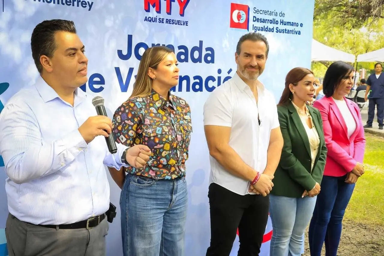 Adrián de la Garza junto a sus funcionarios municipales en la jornada de vacunación. Foto: Gobierno de Monterrey.